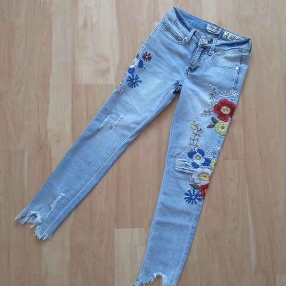 Drdigo Rein Denim - Embroidered Frayed Hem Ankle Jean by Drdigo Rein, Size 0, floral